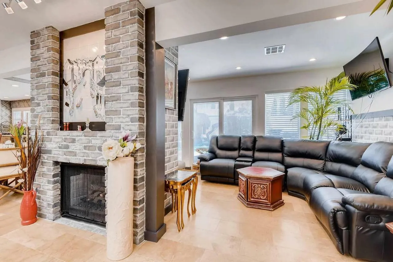 Сasa de vacaciones 7Bd 5Ba Mansion W/ Lazy River Hot Tub Sleeps 26 Hotel Las Vegas