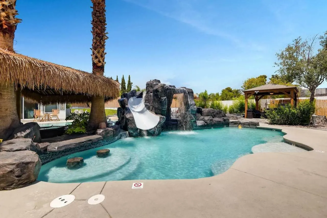 Сasa de vacaciones 7Bd 5Ba Mansion W/ Lazy River Hot Tub Sleeps 26 Hotel Las Vegas