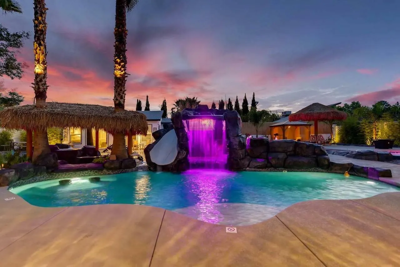 Сasa de vacaciones 7Bd 5Ba Mansion W/ Lazy River Hot Tub Sleeps 26 Hotel Las Vegas